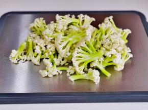 花菜冲洗干净切小朵。