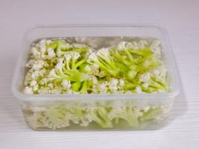 放盐水中泡8分钟，捞出沥干水分。