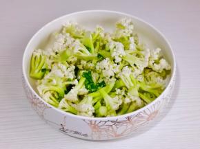 放入大口器具中，加入切好的葱花。