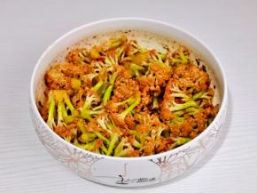 盖上盖子上一下用力摇，没朵花菜上均匀裹上调味料。