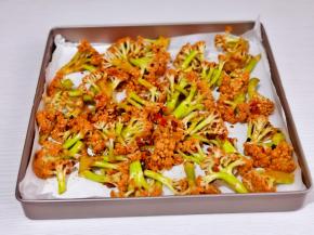 平铺垫好油纸的烤盘中。