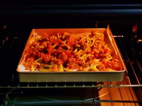 入烤箱中层，上下180度烤20分钟。