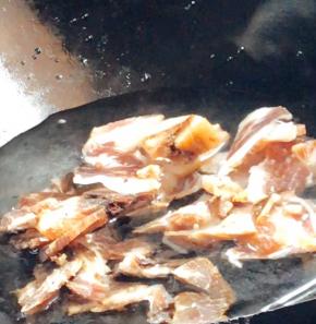 腊肉洗净切薄片，冷水下锅煮沸后捞出，沥干水分