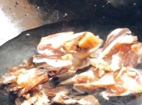 腊肉洗净切薄片，冷水下锅煮沸后捞出，沥干水分