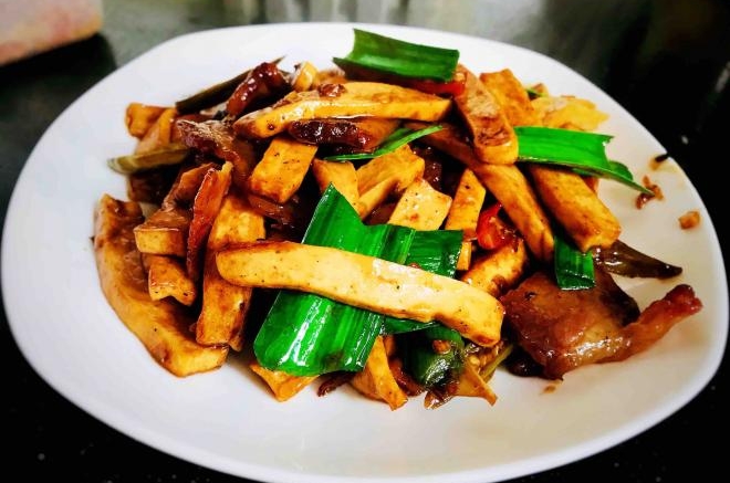 腊肉炒白干