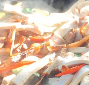 加入盐、胡椒粉、老抽和生抽，翻炒均匀后加入蒜叶，拌匀即可