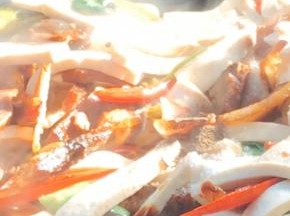 加入盐、胡椒粉、老抽和生抽，翻炒均匀后加入蒜叶，拌匀即可