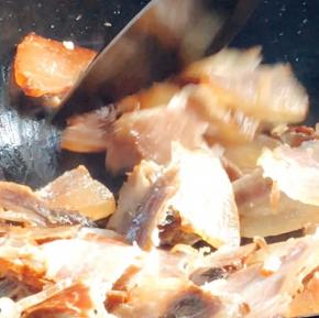 热锅放入腊肉，煎炒出油