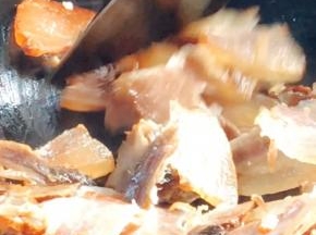 热锅放入腊肉，煎炒出油