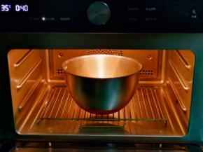 入蒸箱进行发酵，35度60分钟左右，面团发酵至原来的2倍大，手指摁一下不回缩，不反弹即为发酵完成。