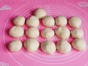 分成等份的小面团，盖上保鲜膜醒发10分钟。