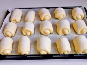 面包胚发酵至明显变大，筛一层高粉。