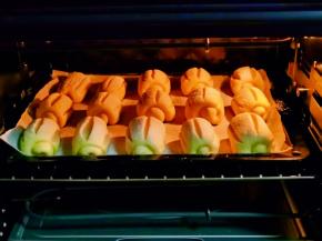 入烤箱中层，上一层175度烤20-22分钟。