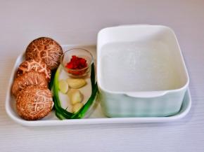 准备食材，粉丝提前泡软。