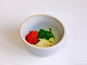 蒜末，葱花，辣椒碎放入碗中。