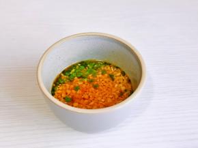 再淋上“热油”。