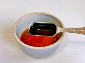 加入一勺酱油，按个人口味加入盐搅拌均匀。