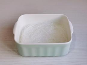 泡软的粉丝放入耐高温器具中。