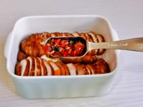 淋上调好的蒜蓉辣酱。