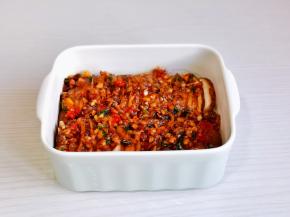 辣酱均匀铺平。