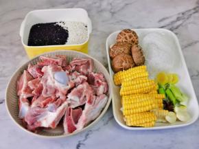 准备食材，筒骨泡冷水，将血水泡出，玉米洗净切小块，我还做了粉丝蒸香菇，紫米饭。