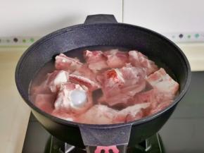 现在准备炖汤，筒骨冷水下锅，大火烧开煮3分钟。