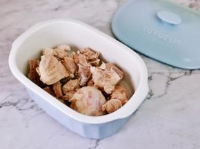 捞出用温水冲洗干净，放入炖盅里。