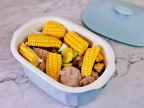 再加入玉米，葱姜蒜，八角。