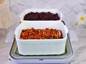 这时筒骨玉米汤好啦，按个人口味加入盐，糯米也饭好啦，放上香菇粉丝，再蒸10分钟。