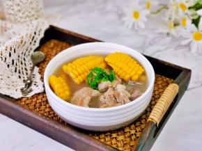筒骨玉米汤好啦！盛出装饰上葱丝。