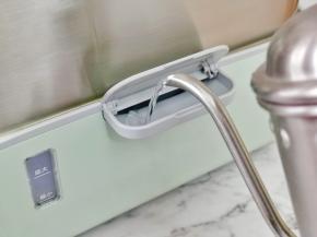 从注水口加入适量纯净水。