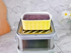 米中加入纯净水，放在蒸屉上。