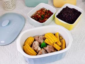 今日一锅出晚餐，筒骨玉米汤＋紫米饭＋粉丝蒸香菇。