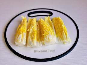 娃娃菜洗干净切。