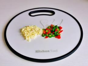 大蒜去皮切碎，辣椒洗净切段。