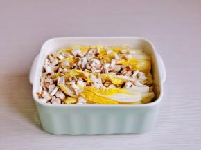 切好的娃娃菜放入耐高温器具中，切好的香菇丁撒在上面。