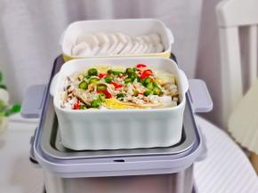 放入蒸锅的蒸屉上，还蒸了芋头片。