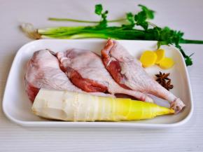 准备食材，鸭腿泡冷水，将血水泡出。