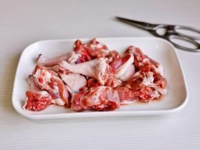 用食品剪刀剪小块。