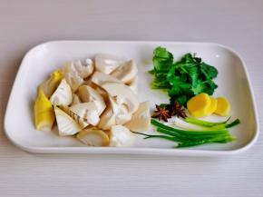 春笋去皮切菱形块，香菜小葱切好。