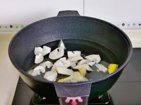 春笋焯水，冷水下锅烧开煮2分钟捞出，这样春笋口感不会发涩。