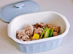 将鸭块，葱姜八角放入炖盅中。