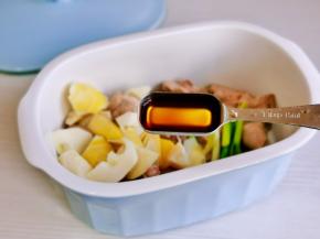 加入春笋块，再加入料酒。