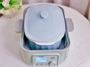 蒸锅中加水，再放入炖盅。