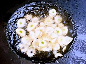锅中放入底油加热至七成熟火不要太急放入蒜片炸香
