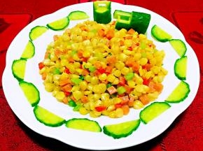 用黄瓜来装饰还做了黄瓜竹筒好可爱哦