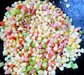 加入黄瓜丁的同时放入盐和味精还有糖翻炒均匀入味后即可出锅