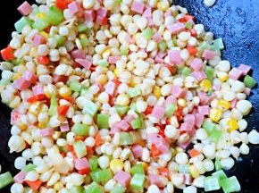 加入黄瓜丁的同时放入盐和味精还有糖翻炒均匀入味后即可出锅