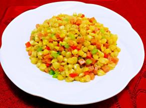 美味可口的玉米大丰收装入盘中