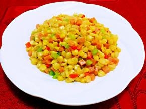 美味可口的玉米大丰收装入盘中